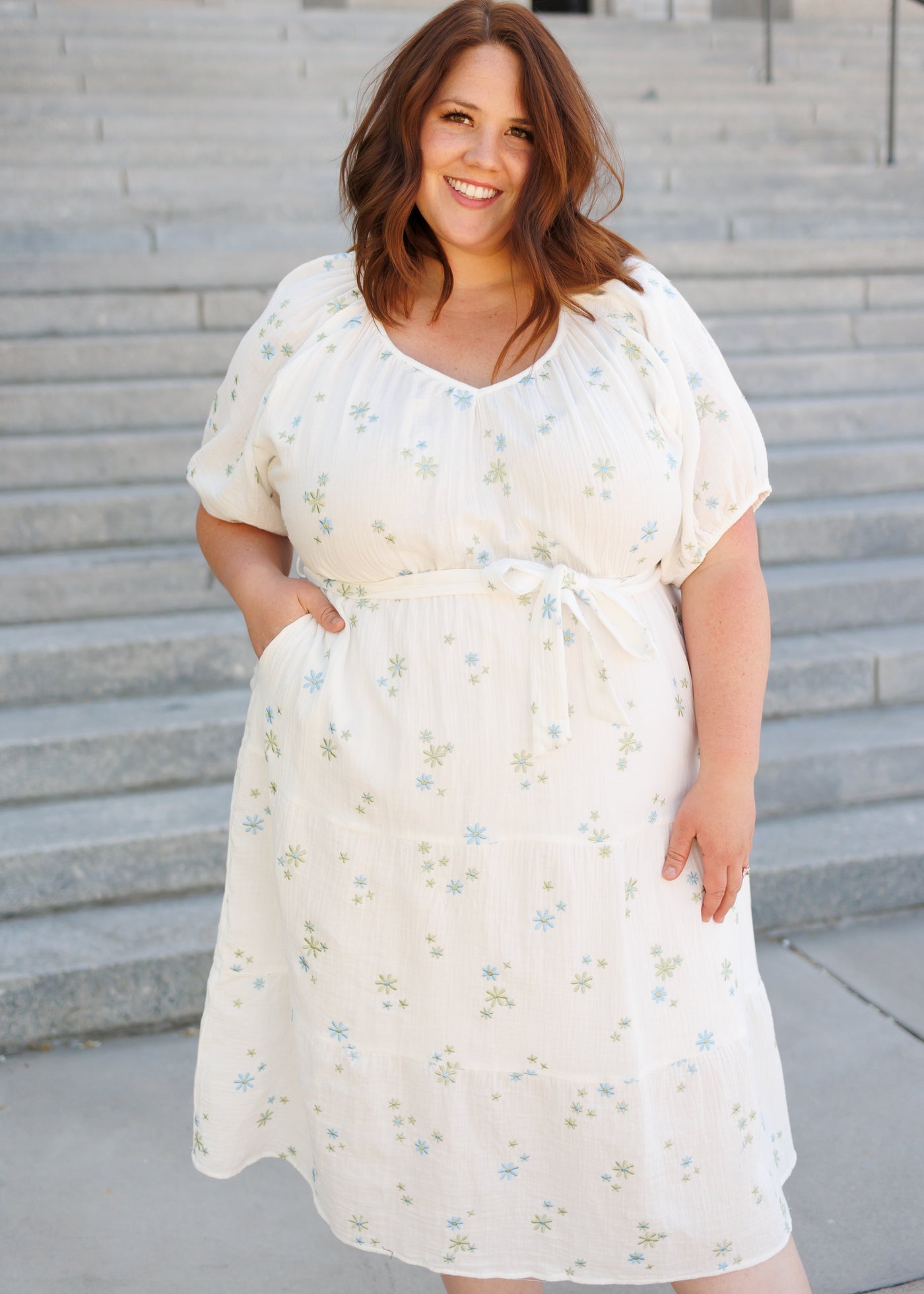 Short sleeve white flower embroidered dress in plus size