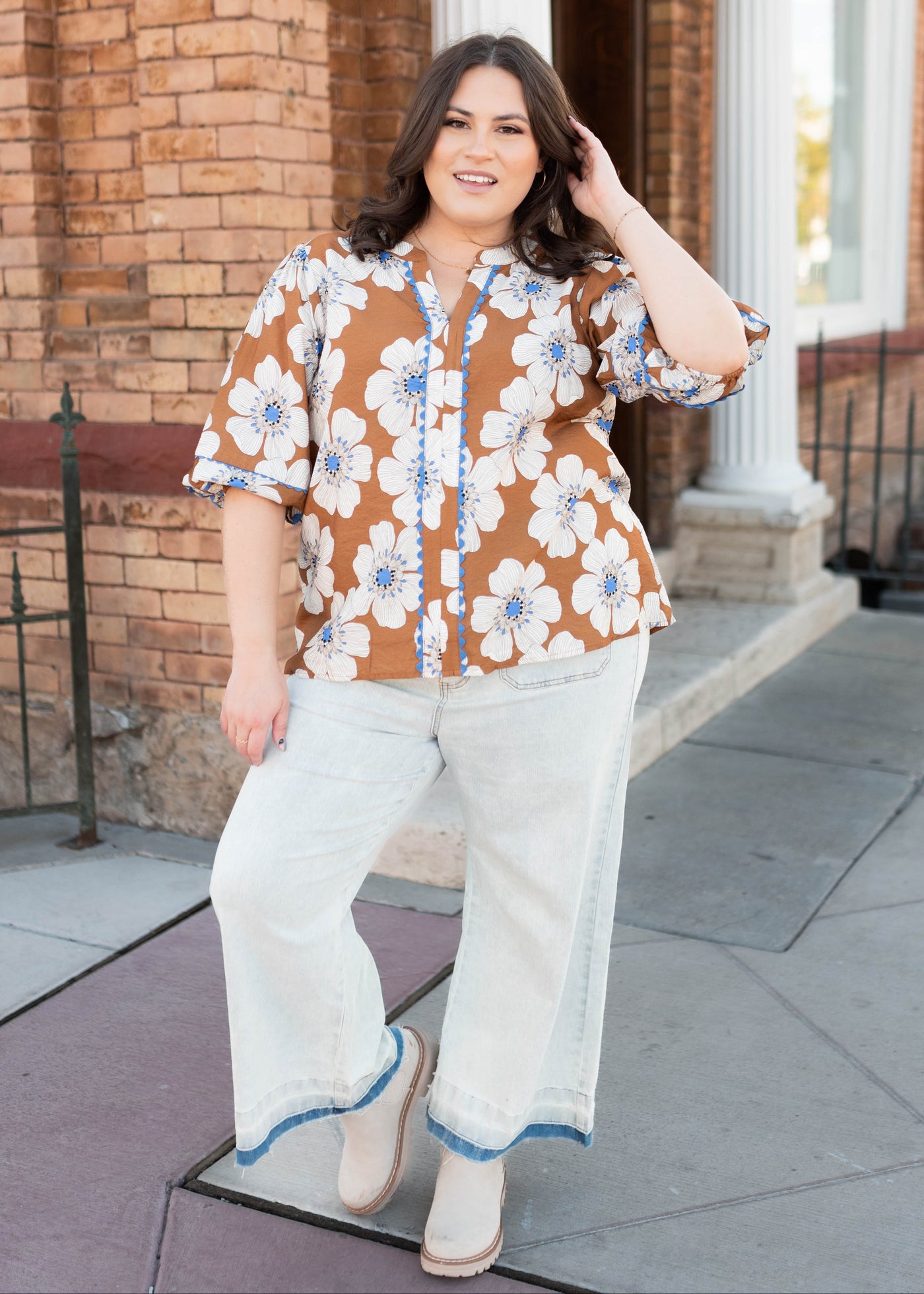 Cinnamon floral top with short sleeves in plus size