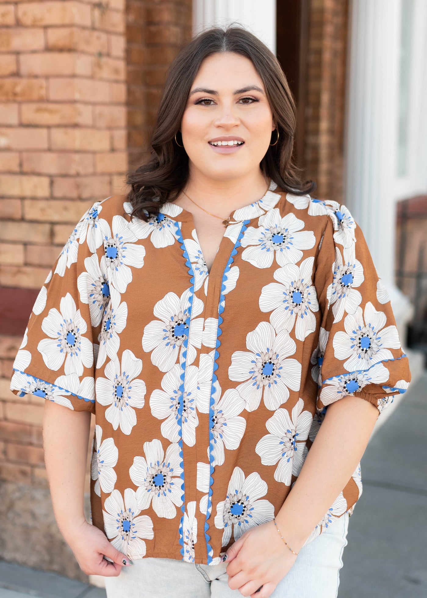 Short sleeve cinnamon floral top in plus slze