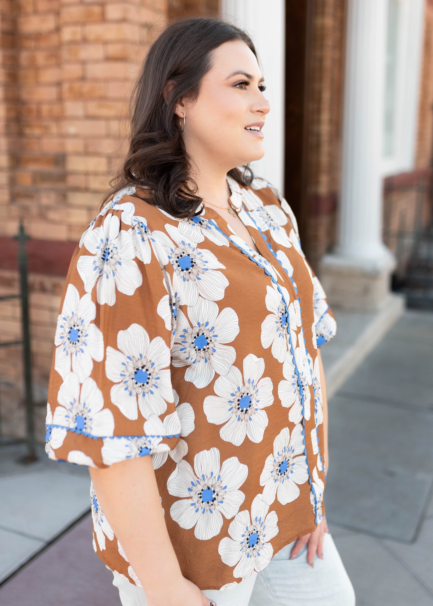 Side view of the plus size cinnamon floral top