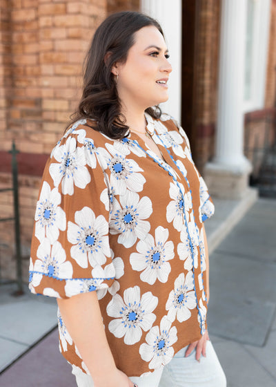 Side view of the plus size cinnamon floral top