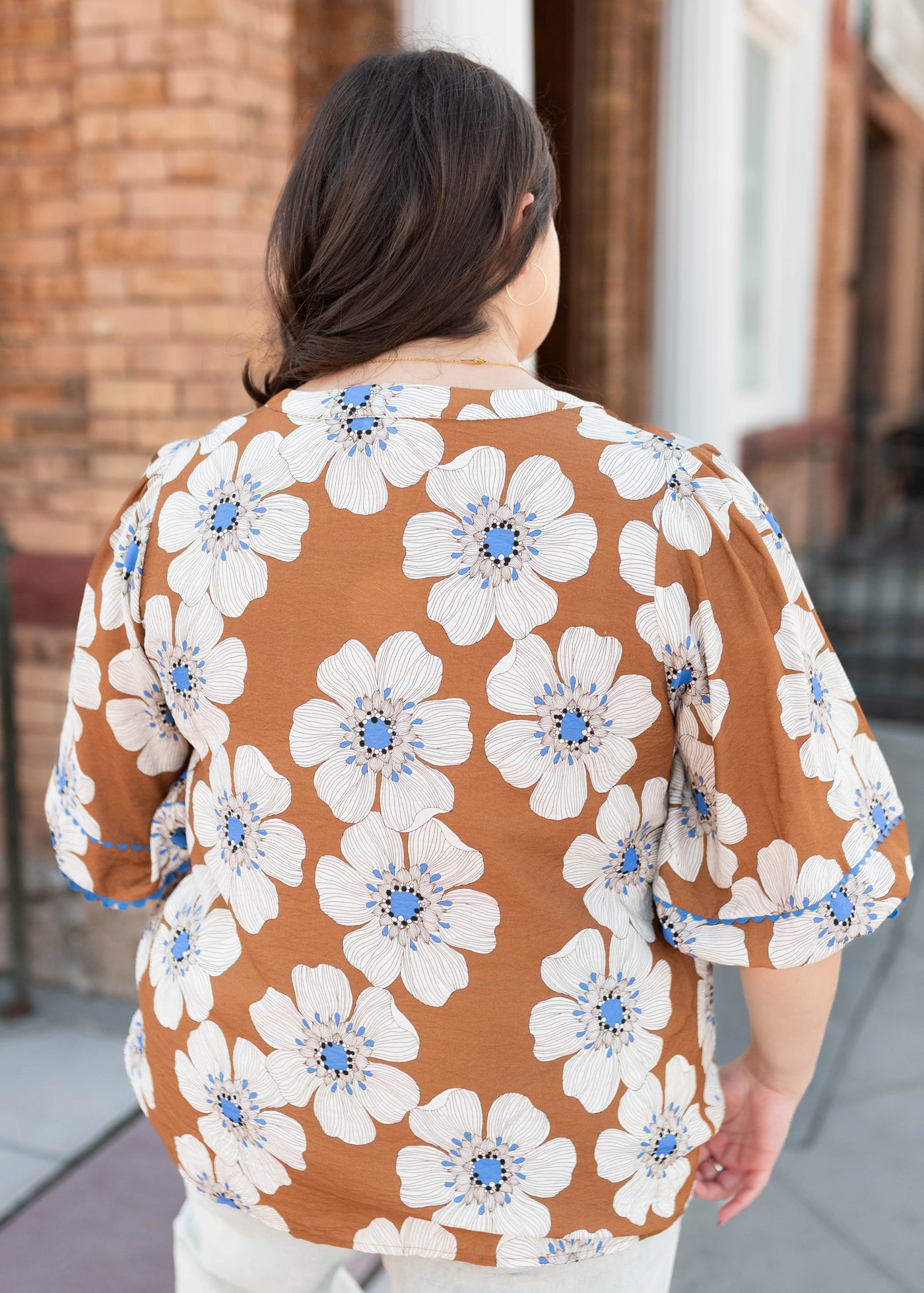 Back view of the plus size cinnamon floral top