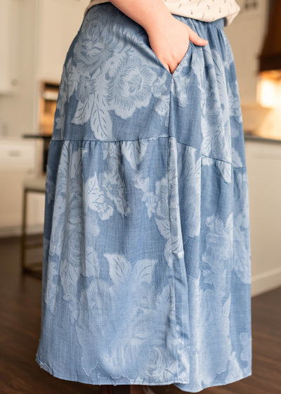 Side view of the chambray tierd skirt with pockets