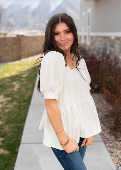 Cream ruffle top with short sleeves