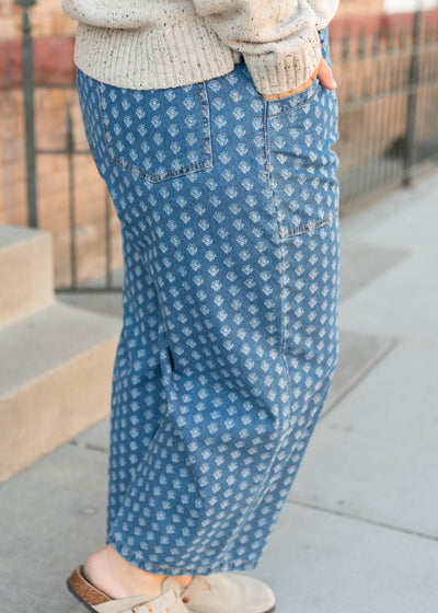Side view of the denim pattern pants with pockets in plus size