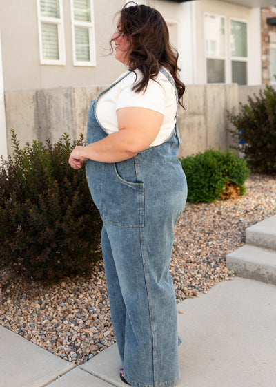 Side view of tthe plus size denim overall