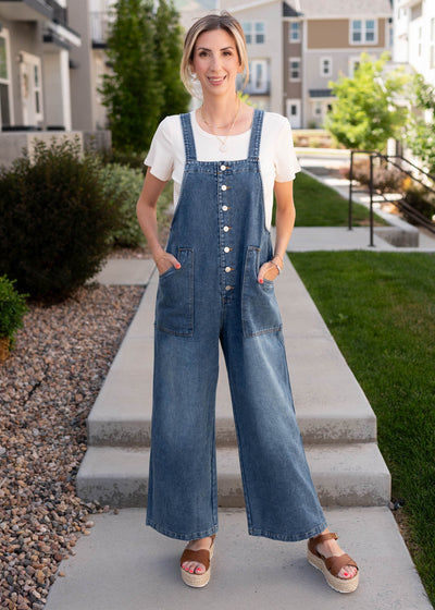 Denim overalls with front pockets and adjustable straps