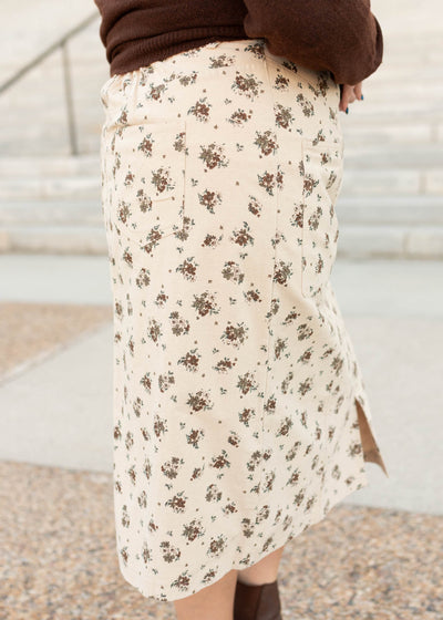Side view of the plus size natural floral pencil skirt with back pockets