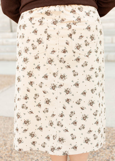 Back view of the natural floral pencil skirt in plus size