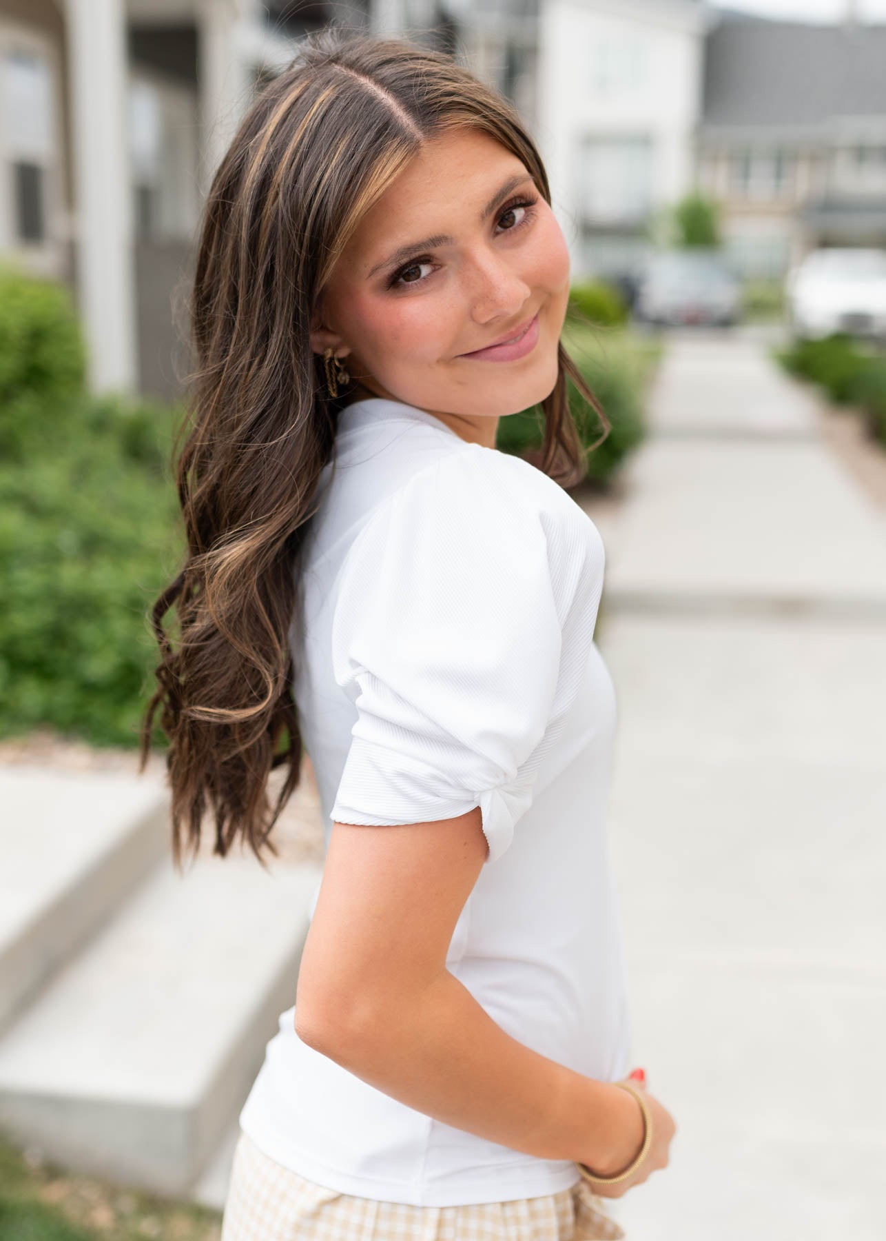 Side view of the white puff sleeve top