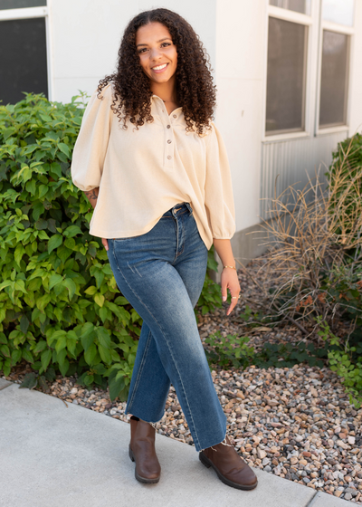 Short sleeve natural collared top