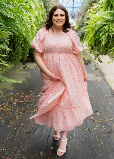 Plus size pink floral textured dress with short sleeves