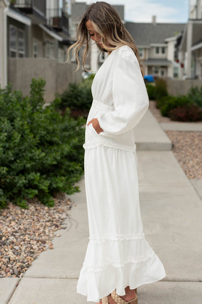 Side view of a Chelsea white dress with pockets