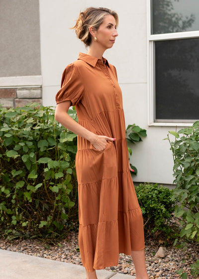 Side view of the chestnut tiered dress with pockets