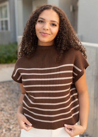 Sleeveless hazelnut sweater with cream stripes