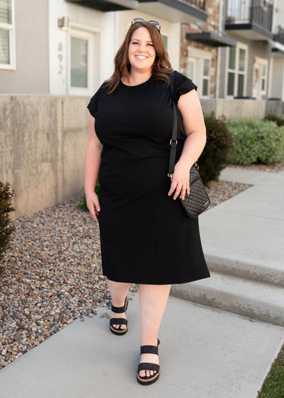 Plus size carbon black dress with short sleeves