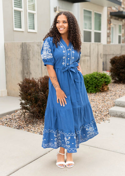 Short sleeve blue embroidered dress with white embrodery