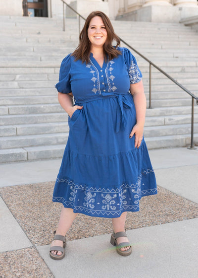 Blue embroidered dress with short sleeves in plus size