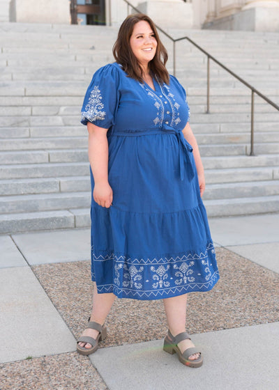 Short sleeve blue embroidered dress in plus size