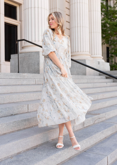Cream flower dress with short sleeves