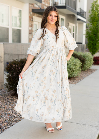 Cream flower dress with short sleeves