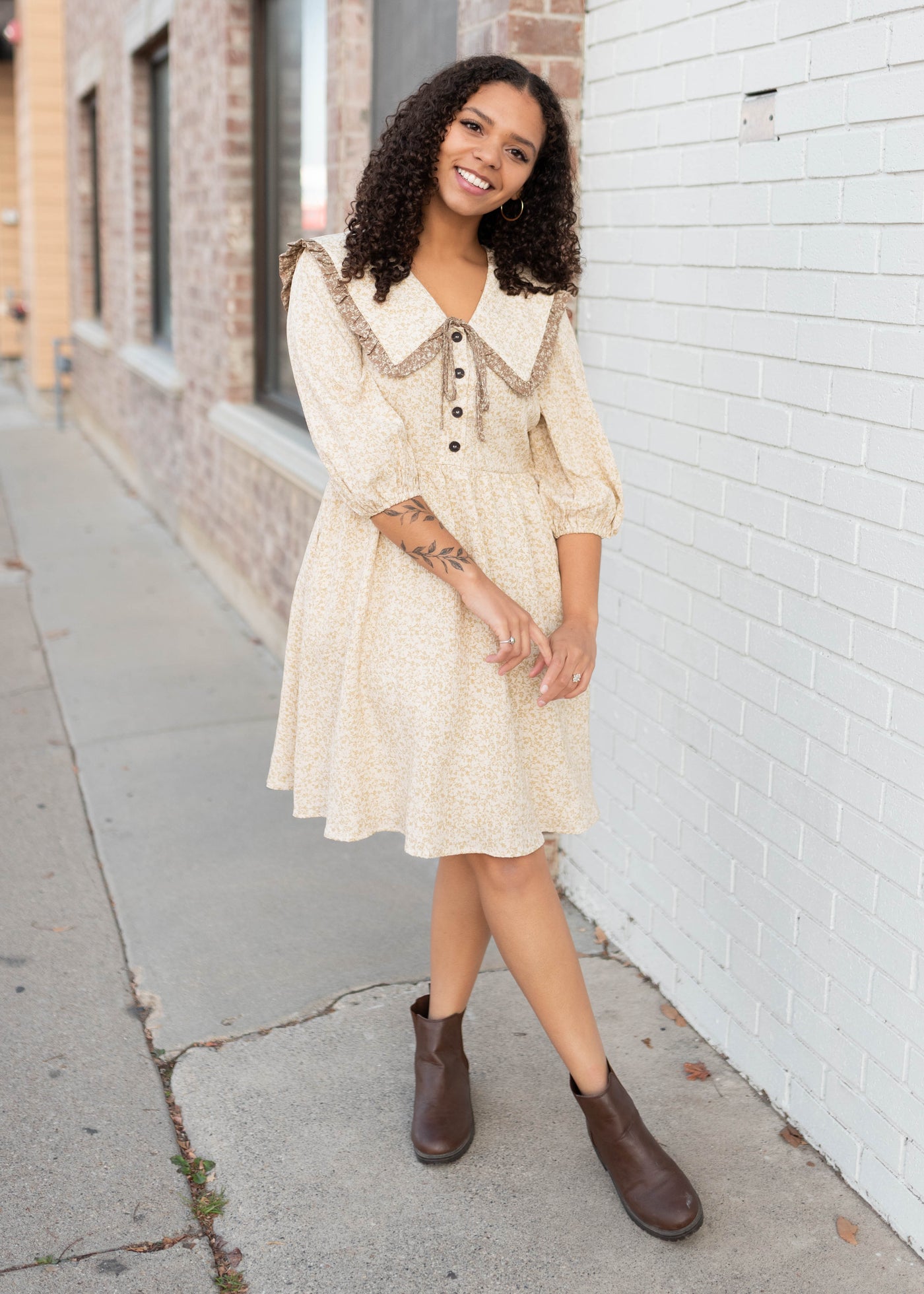 Button up bodice on the taupe floral dress