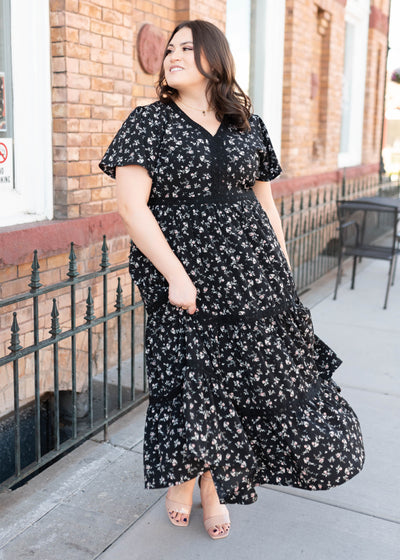 Modes plus size black floral dress with lace detail