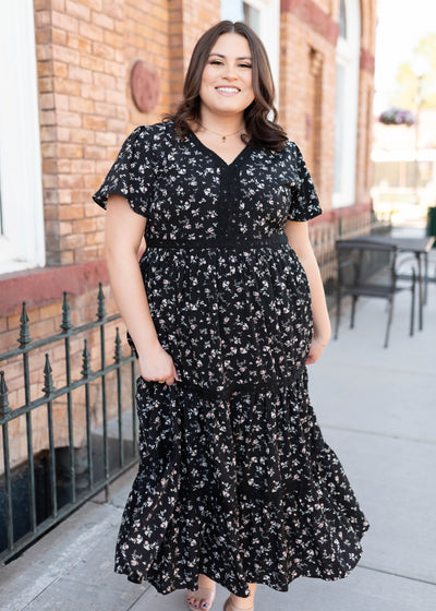 Short sleeve black floral dress in plus size