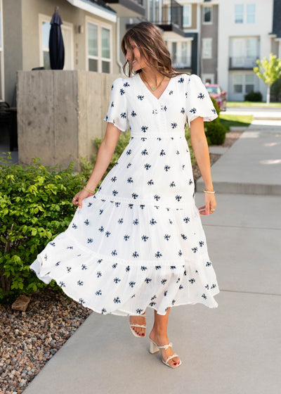 Whtie embroidered dress with v-neck