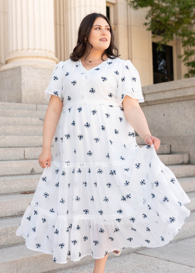 White embroidered dress in plus size with short sleeves