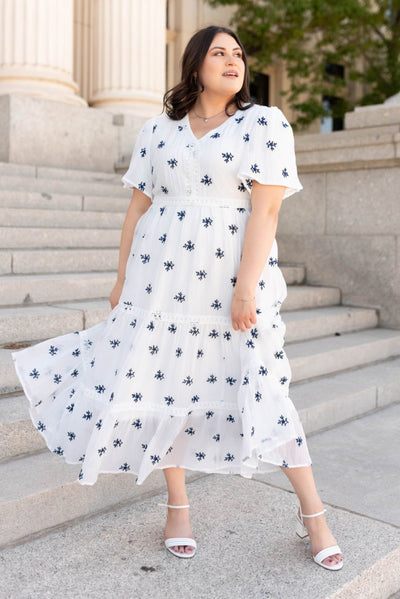 Short sleeve white embroidered dress in plus size