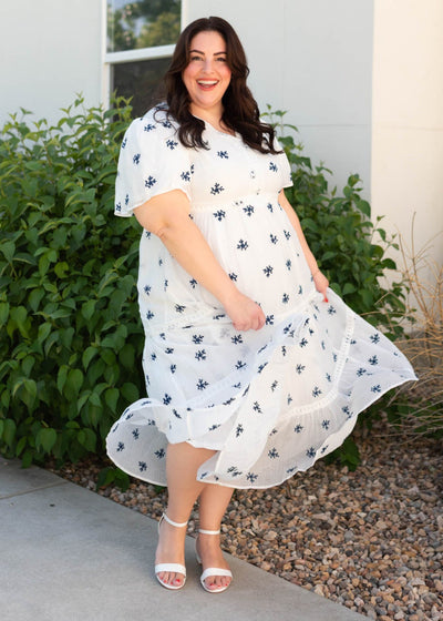 Short sleeve white embrodiered dress in plus size