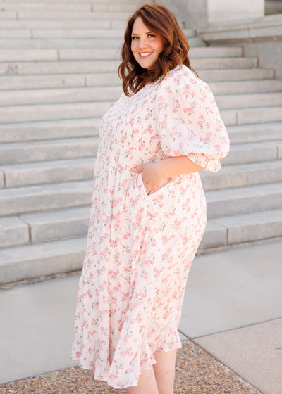 Side view of the plus size pink floral tiered dress with pockets 