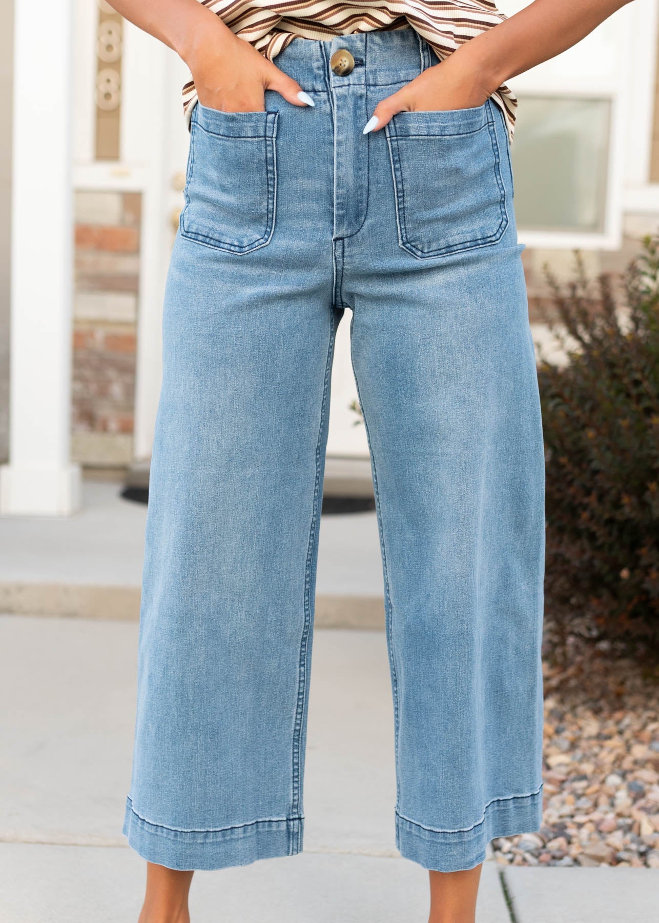 Front pocket on the crop dark denim pants