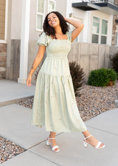 Square neck on the olive puff sleeve dress