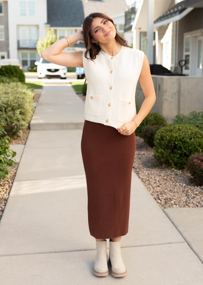 Sleeveless ivory sweater vest with pockets