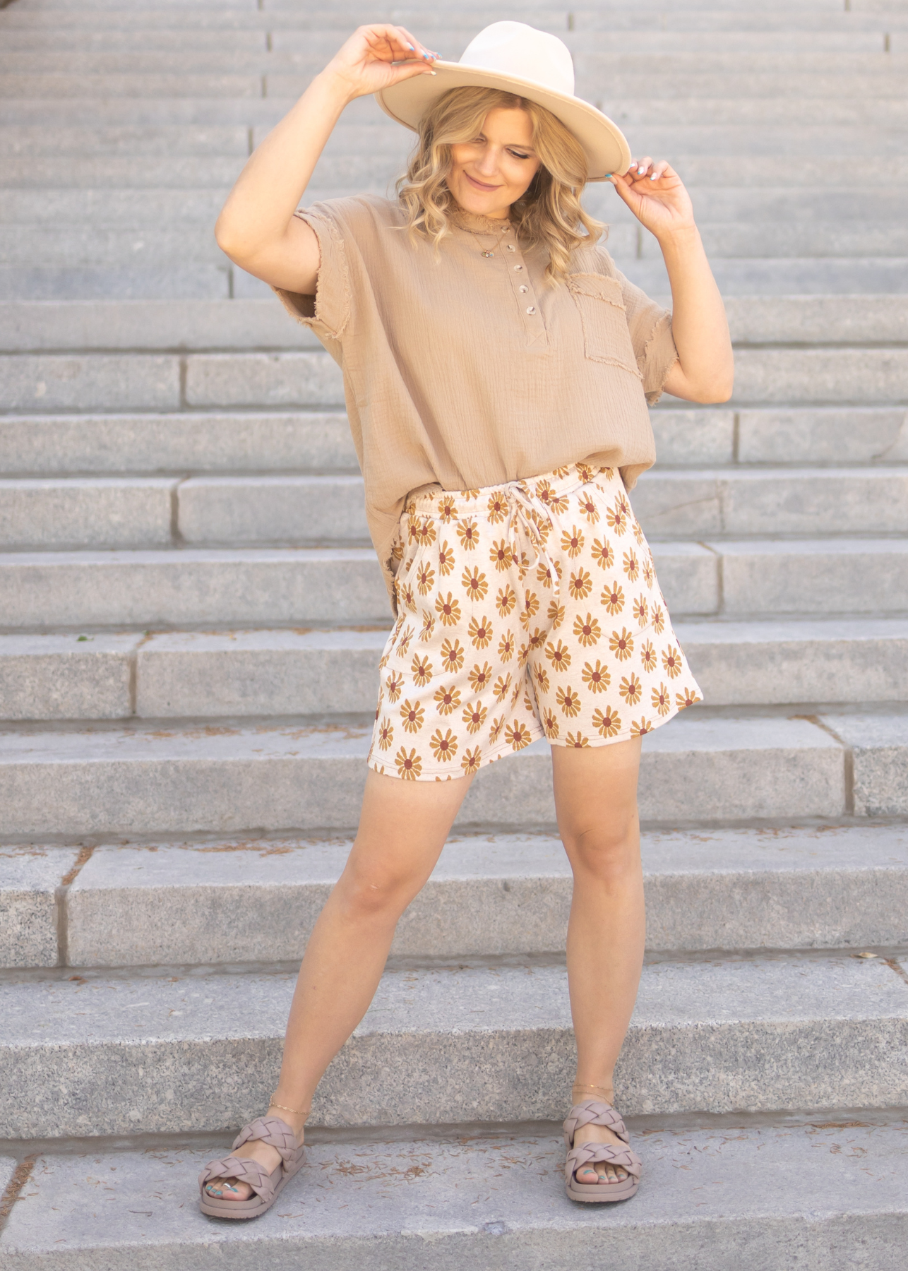 Cream daisy shorts that ties at the waist