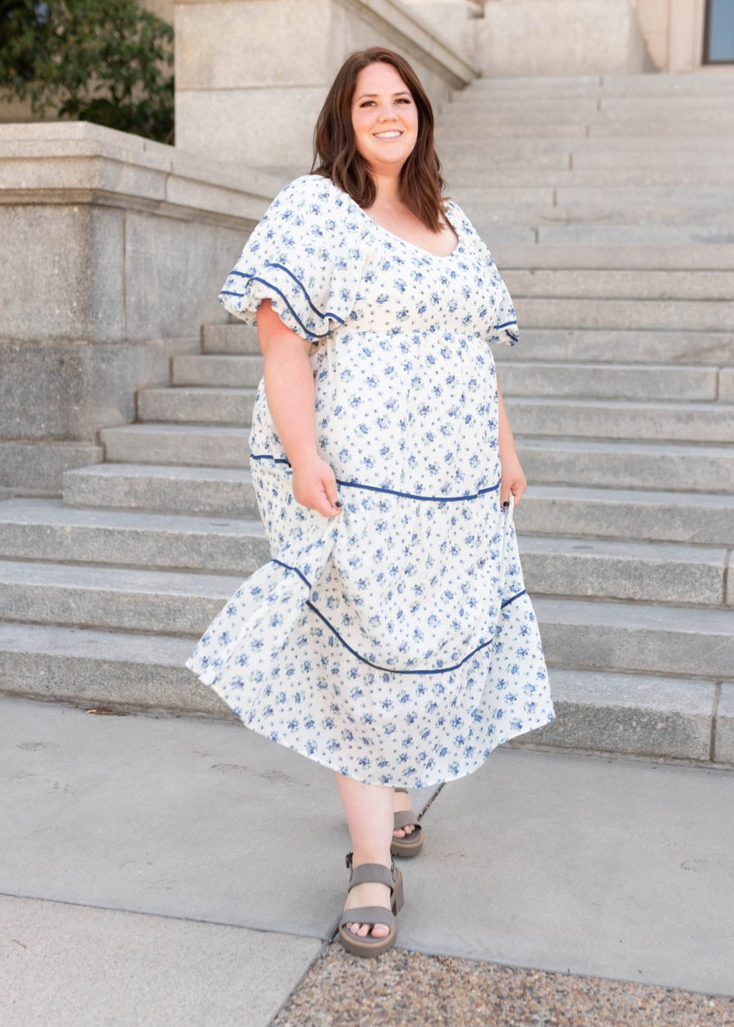 Cream floral pattern dress with short sleeves in plus size