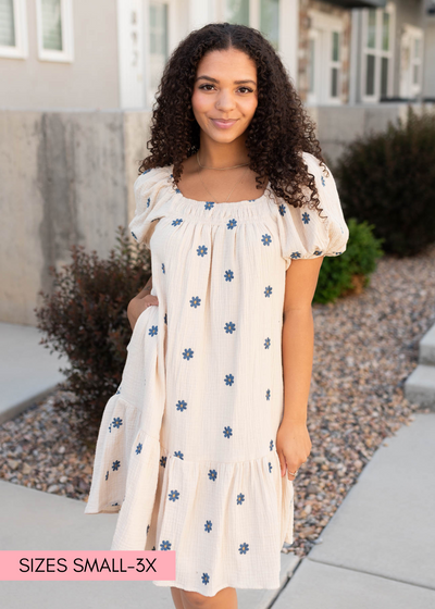 Natual embroidered dress with a square neck