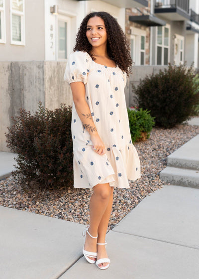 Natrual embroidered dress with short sleeves