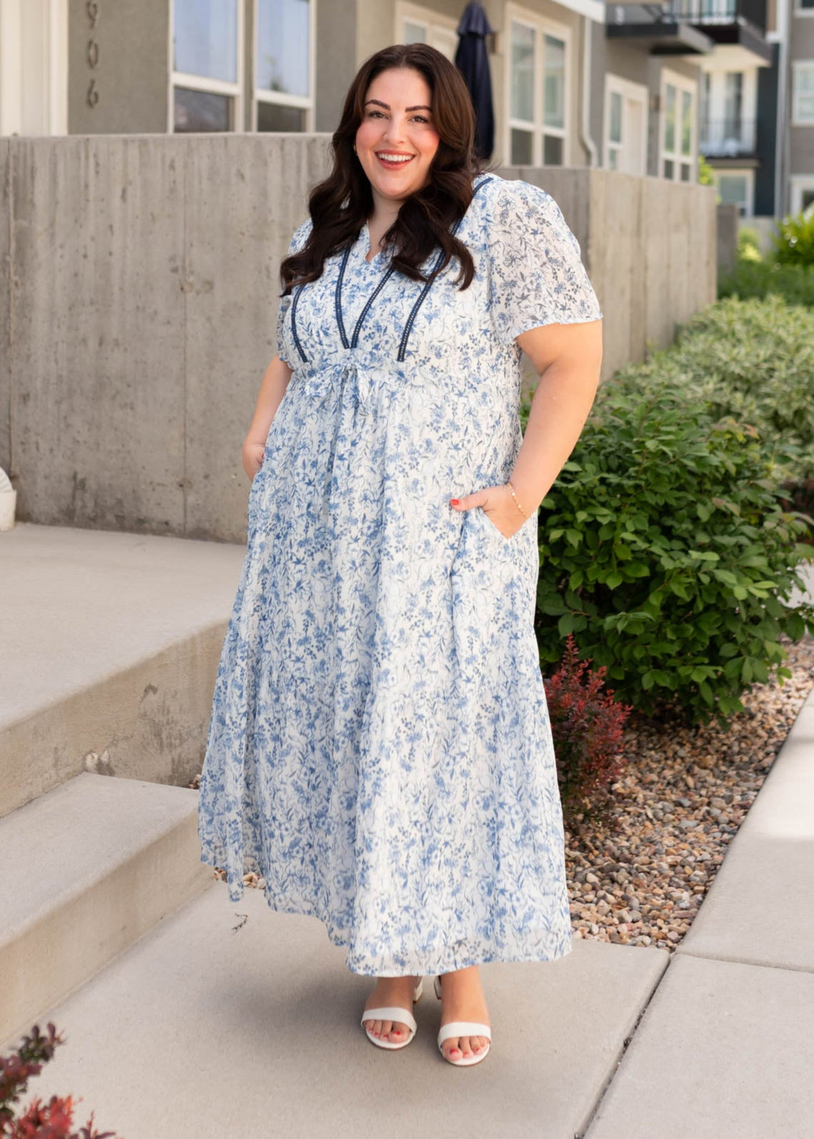 Blue floral dress with pocket and short sleeves in plus size