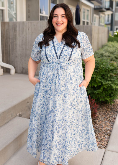 Short sleeve blue floral dress with pockets in plus size