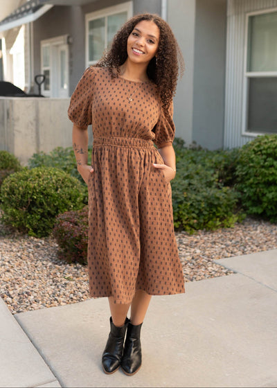 Wide elastic waist on the nutmeg textured dress