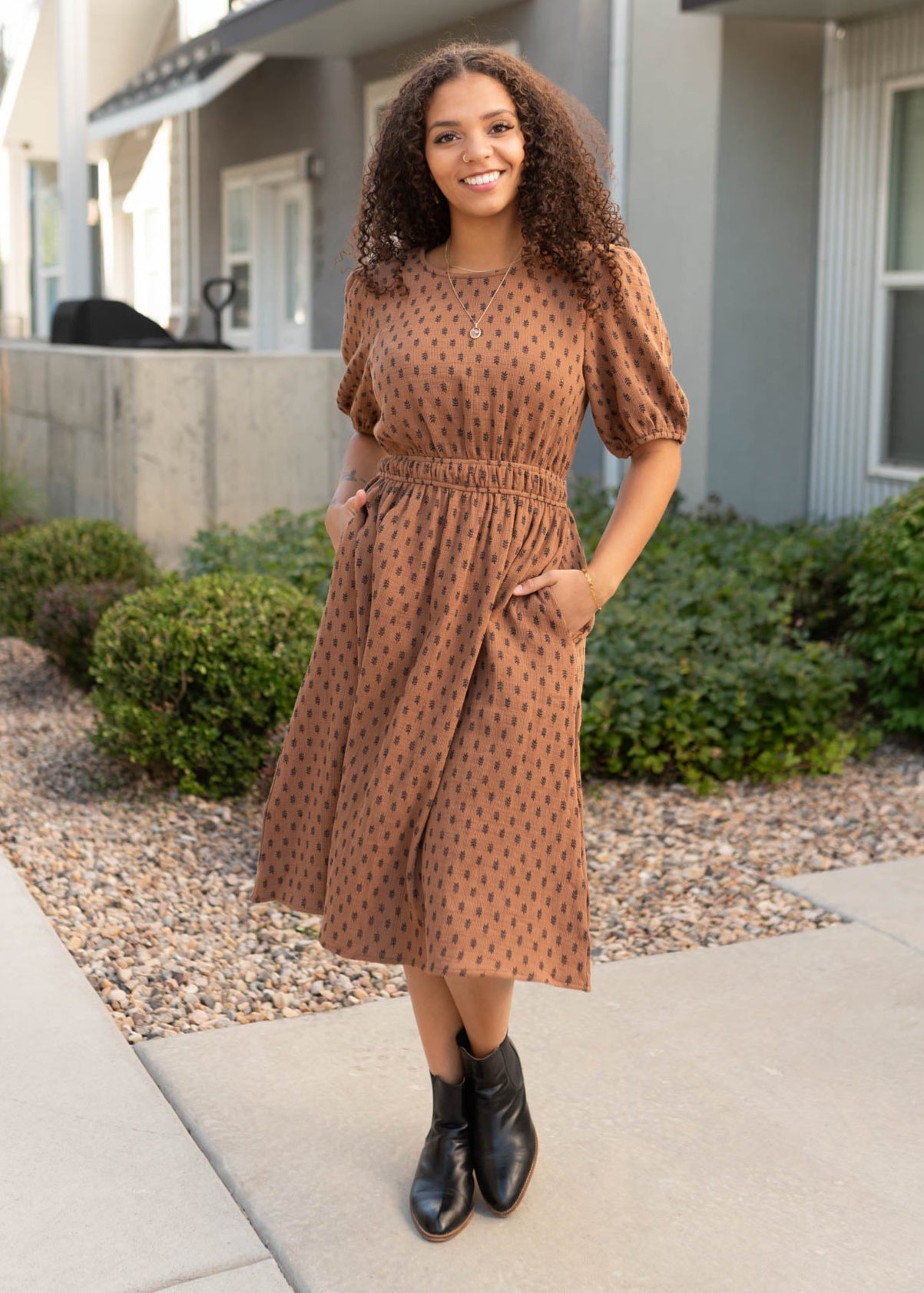 Modest nutmeg textured dress with short sleeves and pockets