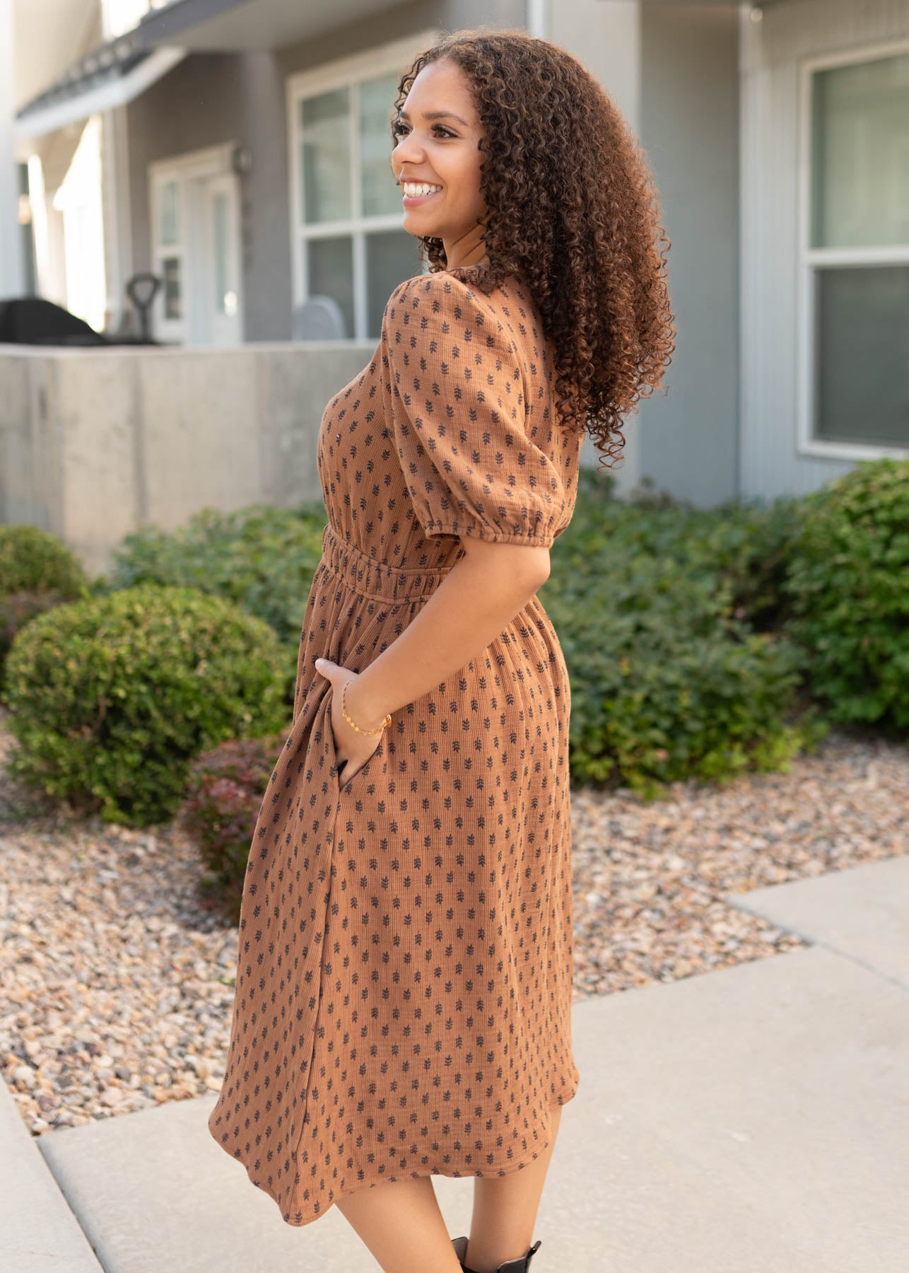Side view of the nutmeg texxtured dress with pockets