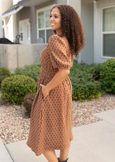 Side view of the nutmeg texxtured dress with pockets