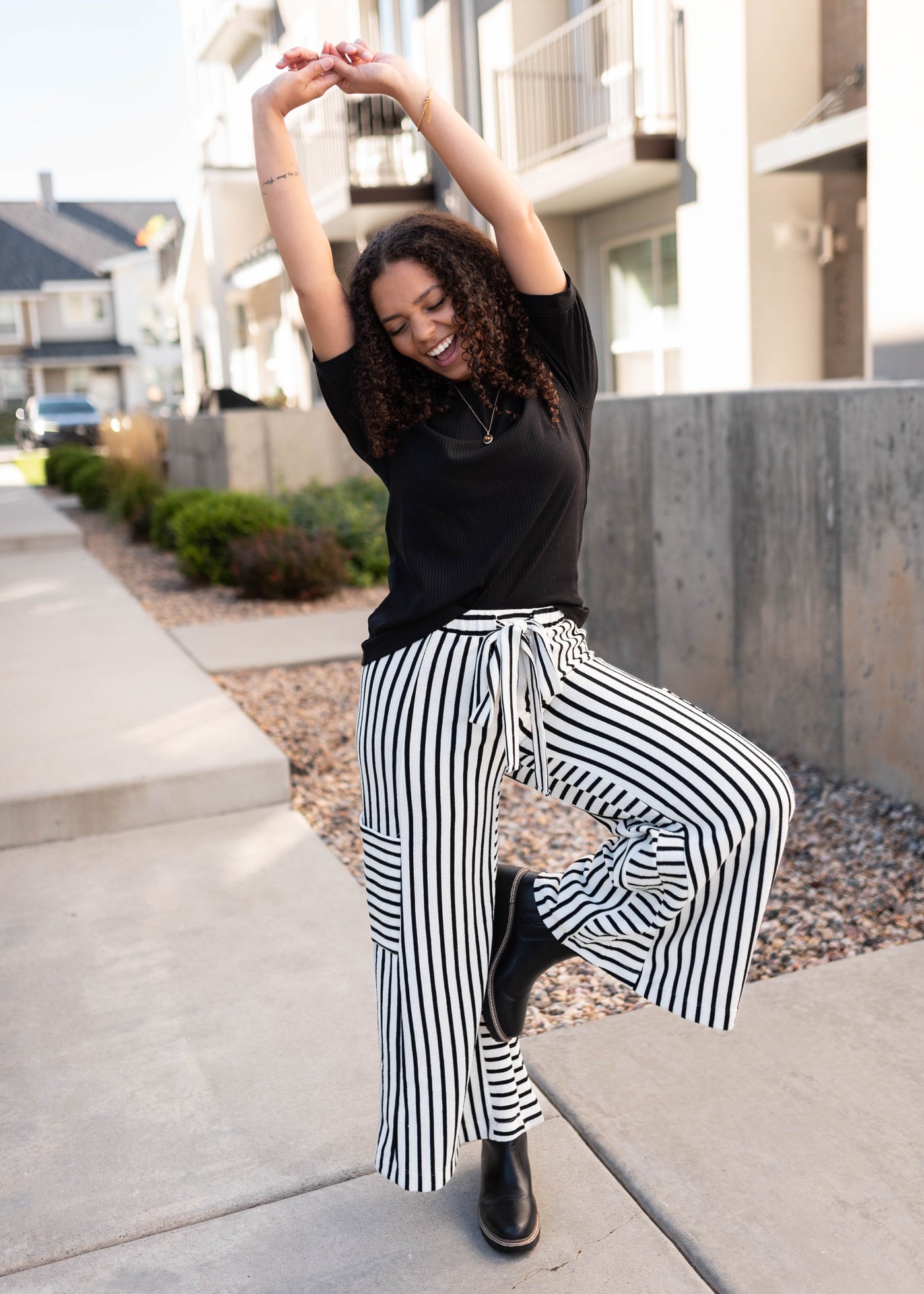Elastic waist white and black stripe pants with side pockets
