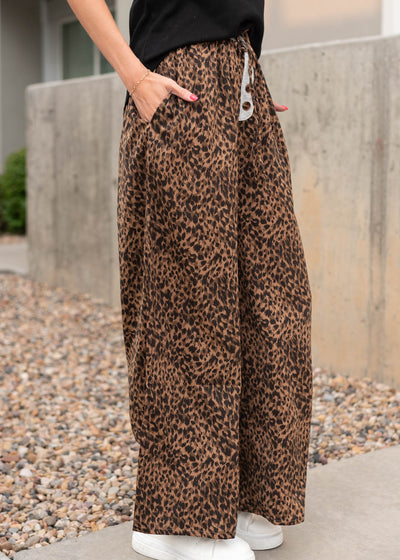 Side view of the stain wide leg leopard print pants with pockets