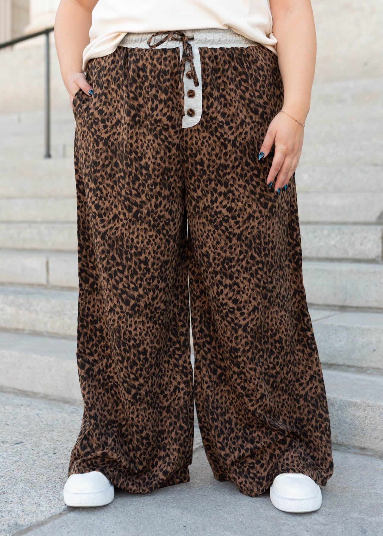 Grey elastic waist of the plus size leopard print pants
