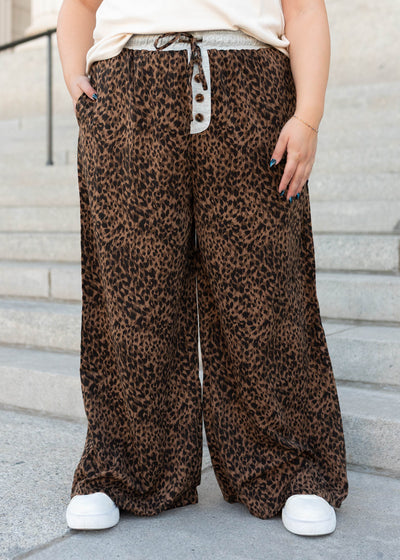 Grey elastic waist of the plus size leopard print pants